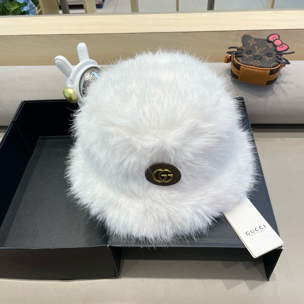 GUCCI BUCKET HAT IN WHITE FOX FUR 404750