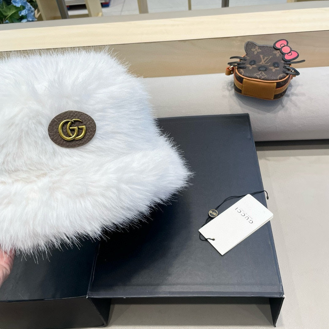 GUCCI BUCKET HAT IN WHITE FOX FUR 404750