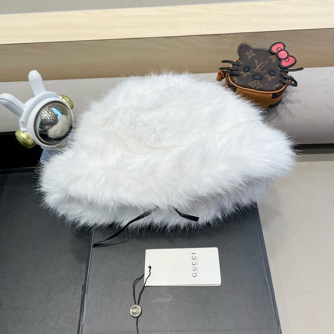 GUCCI BUCKET HAT IN WHITE FOX FUR 404750