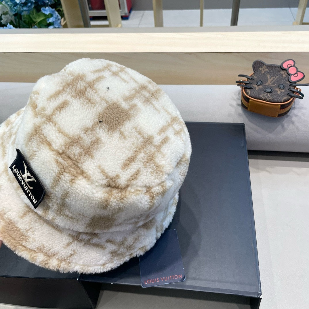 LOUIS VUITTON BUCKET HAT IN WHITE MIX BEIGE FLEECE 404740