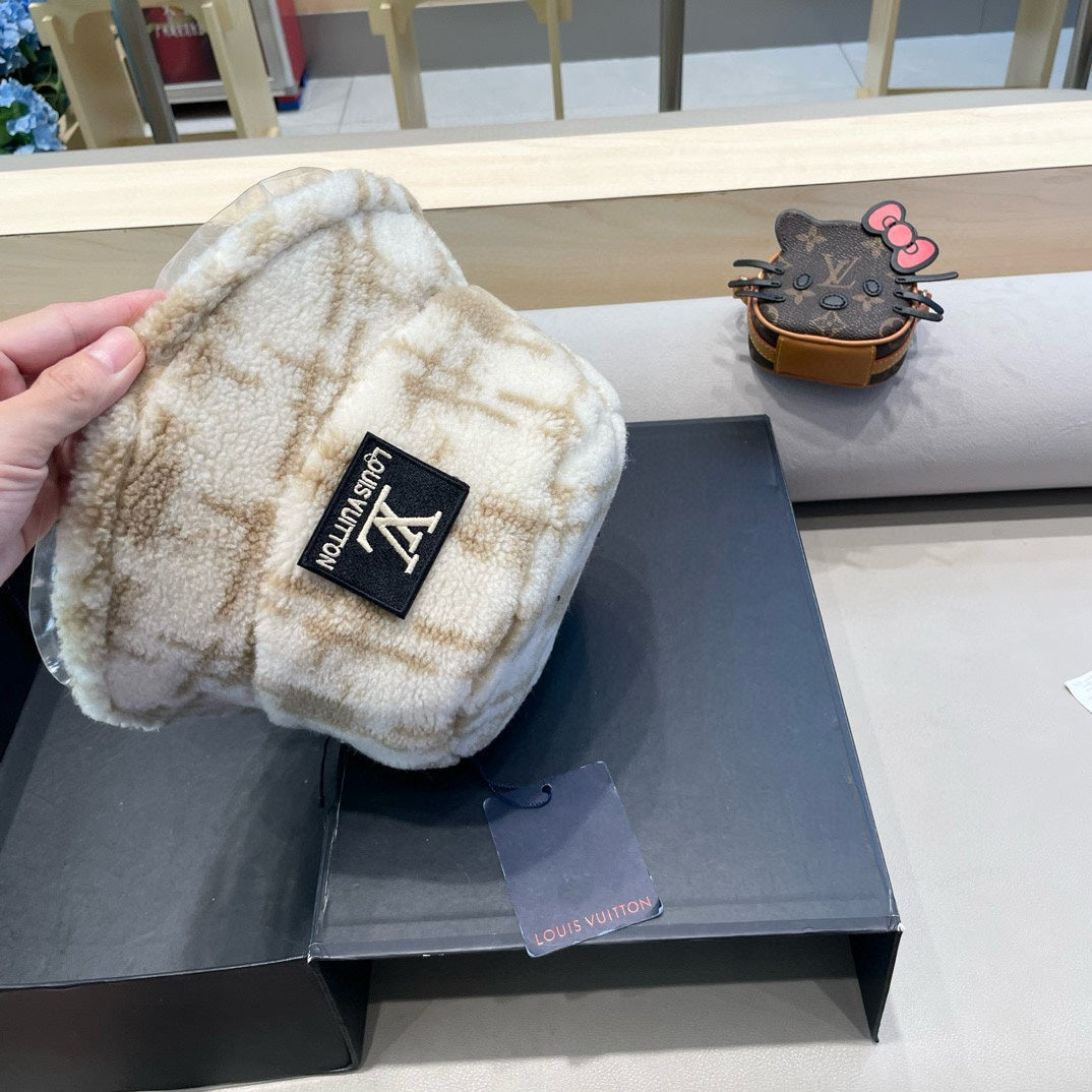 LOUIS VUITTON BUCKET HAT IN WHITE MIX BEIGE FLEECE 404740