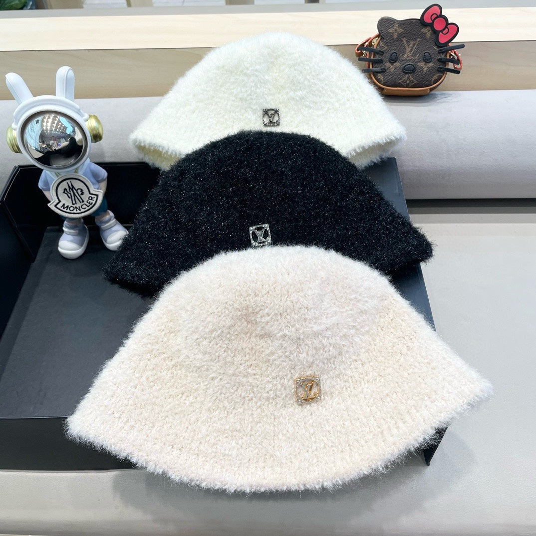 LOUIS VUITTON BUCKET HAT IN WHITE RABBIT FUR 404834