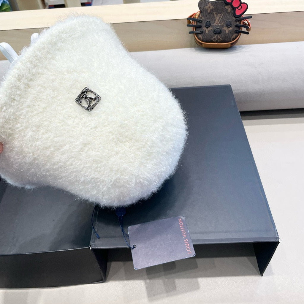 LOUIS VUITTON BUCKET HAT IN WHITE RABBIT FUR 404834