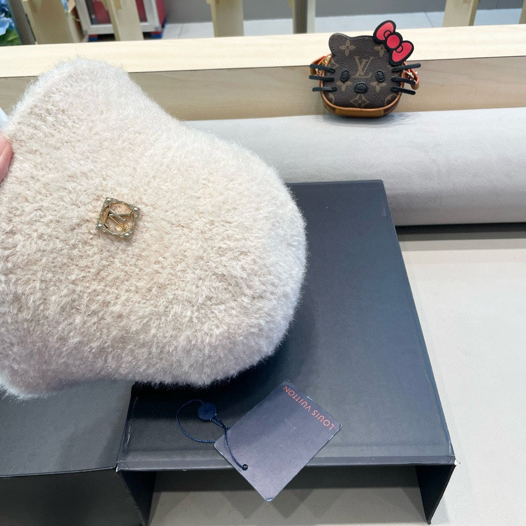 LOUIS VUITTON BUCKET HAT IN BEIGE RABBIT FUR 404832