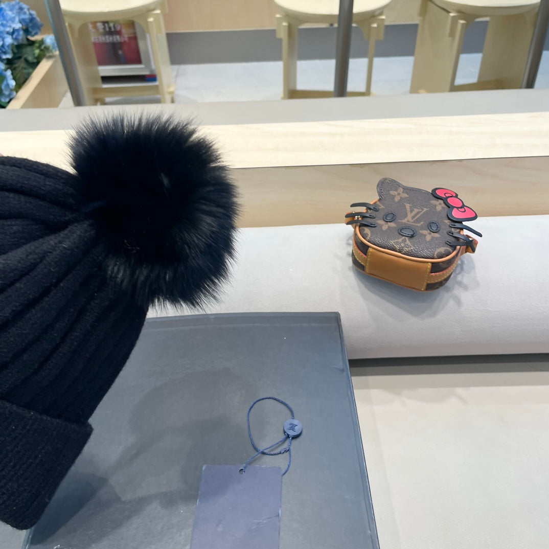 LOUIS VUITTON KNITTED BEANIE HAT IN BLACK WOOL AND FOX FUR 409788