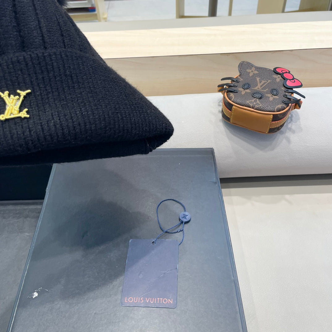LOUIS VUITTON KNITTED BEANIE HAT IN BLACK WOOL AND FOX FUR 409788