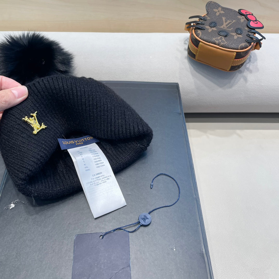 LOUIS VUITTON KNITTED BEANIE HAT IN BLACK WOOL AND FOX FUR 409788