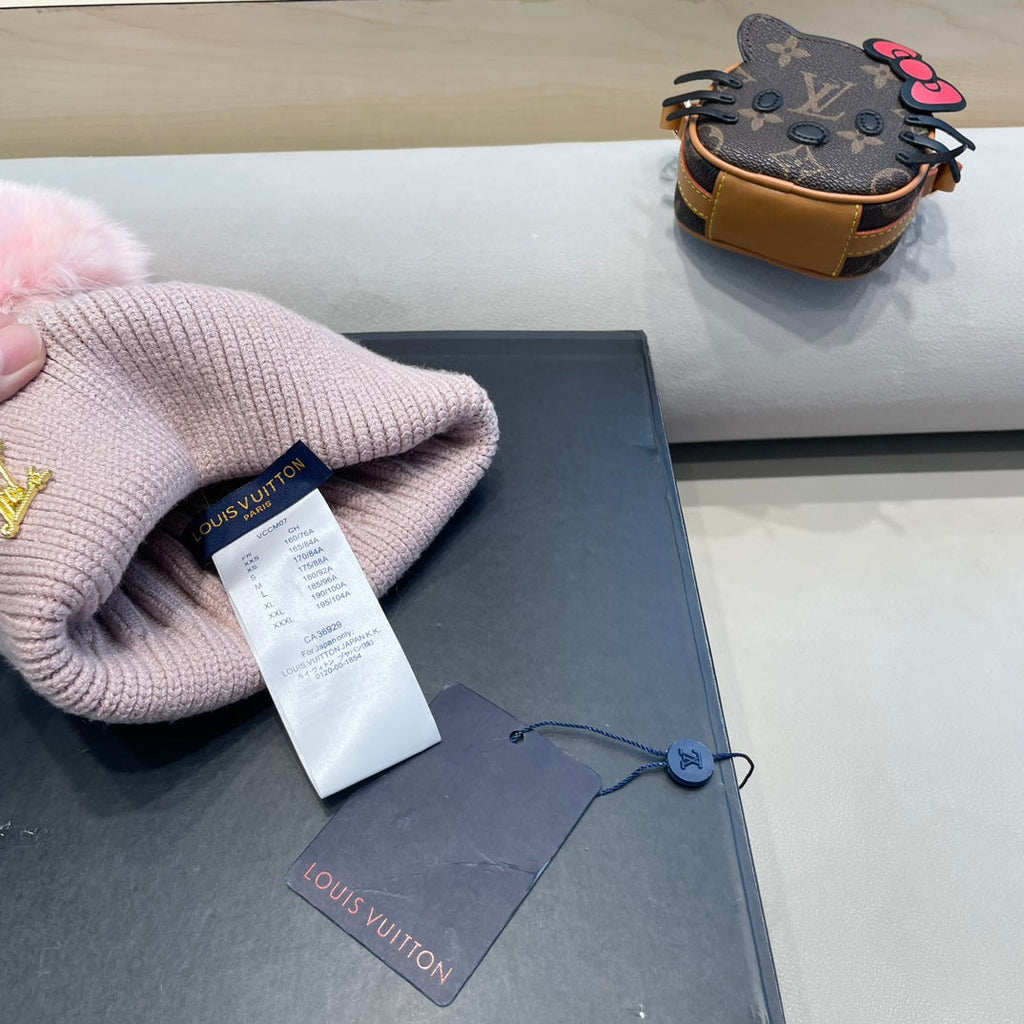 LOUIS VUITTON KNITTED BEANIE HAT IN LIGHT PINK WOOL AND FOX FUR 409789