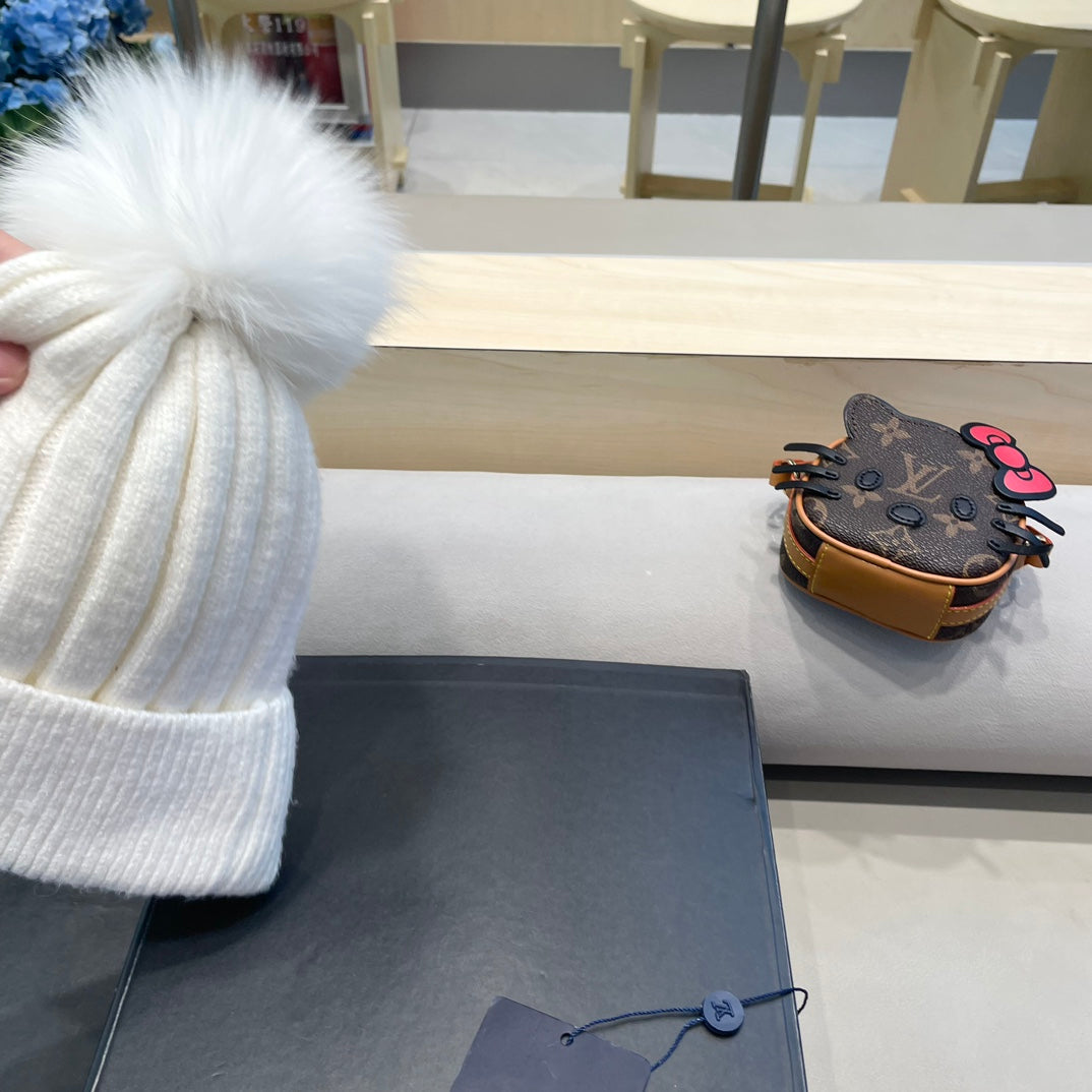 LOUIS VUITTON KNITTED BEANIE HAT IN WHITE WOOL AND FOX FUR 409790