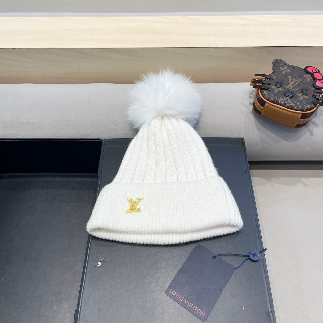 LOUIS VUITTON KNITTED BEANIE HAT IN WHITE WOOL AND FOX FUR 409790