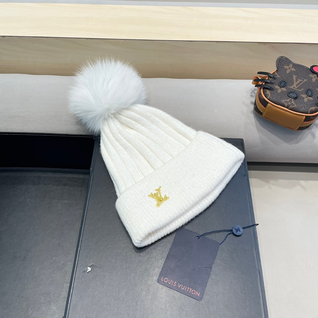 LOUIS VUITTON KNITTED BEANIE HAT IN WHITE WOOL AND FOX FUR 409790