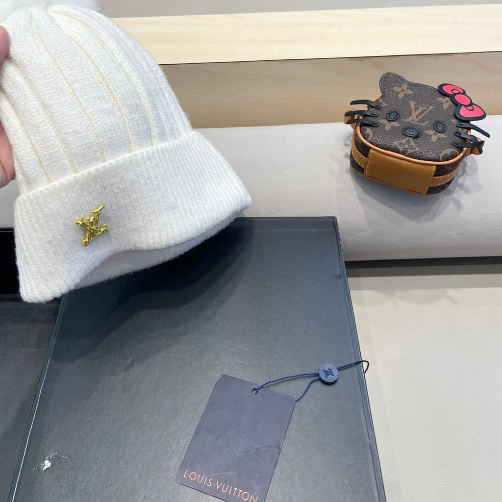 LOUIS VUITTON KNITTED BEANIE HAT IN WHITE WOOL AND FOX FUR 409790