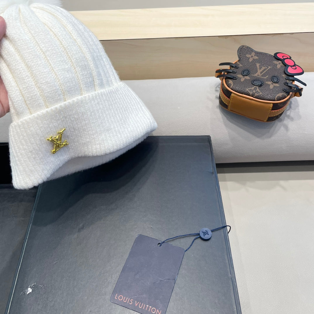 LOUIS VUITTON KNITTED BEANIE HAT IN WHITE WOOL AND FOX FUR 409790