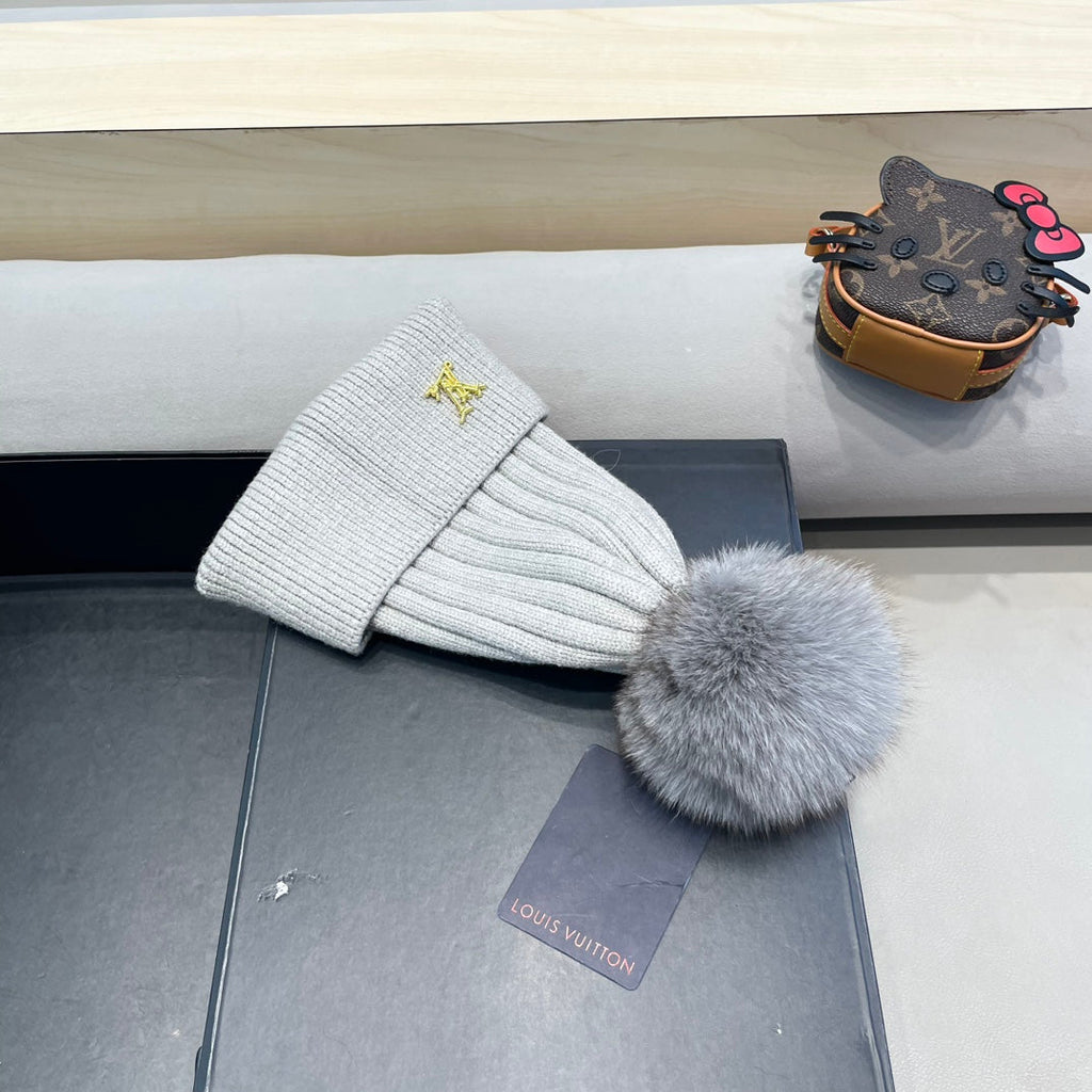 LOUIS VUITTON KNITTED BEANIE HAT IN LIGHT GRAY WOOL AND FOX FUR 409791