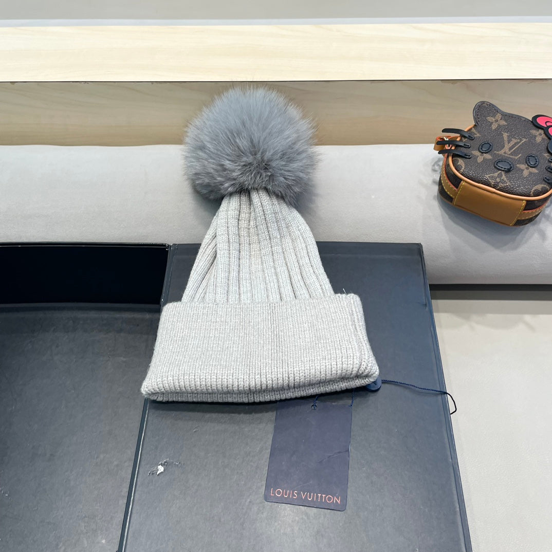LOUIS VUITTON KNITTED BEANIE HAT IN LIGHT GRAY WOOL AND FOX FUR 409791
