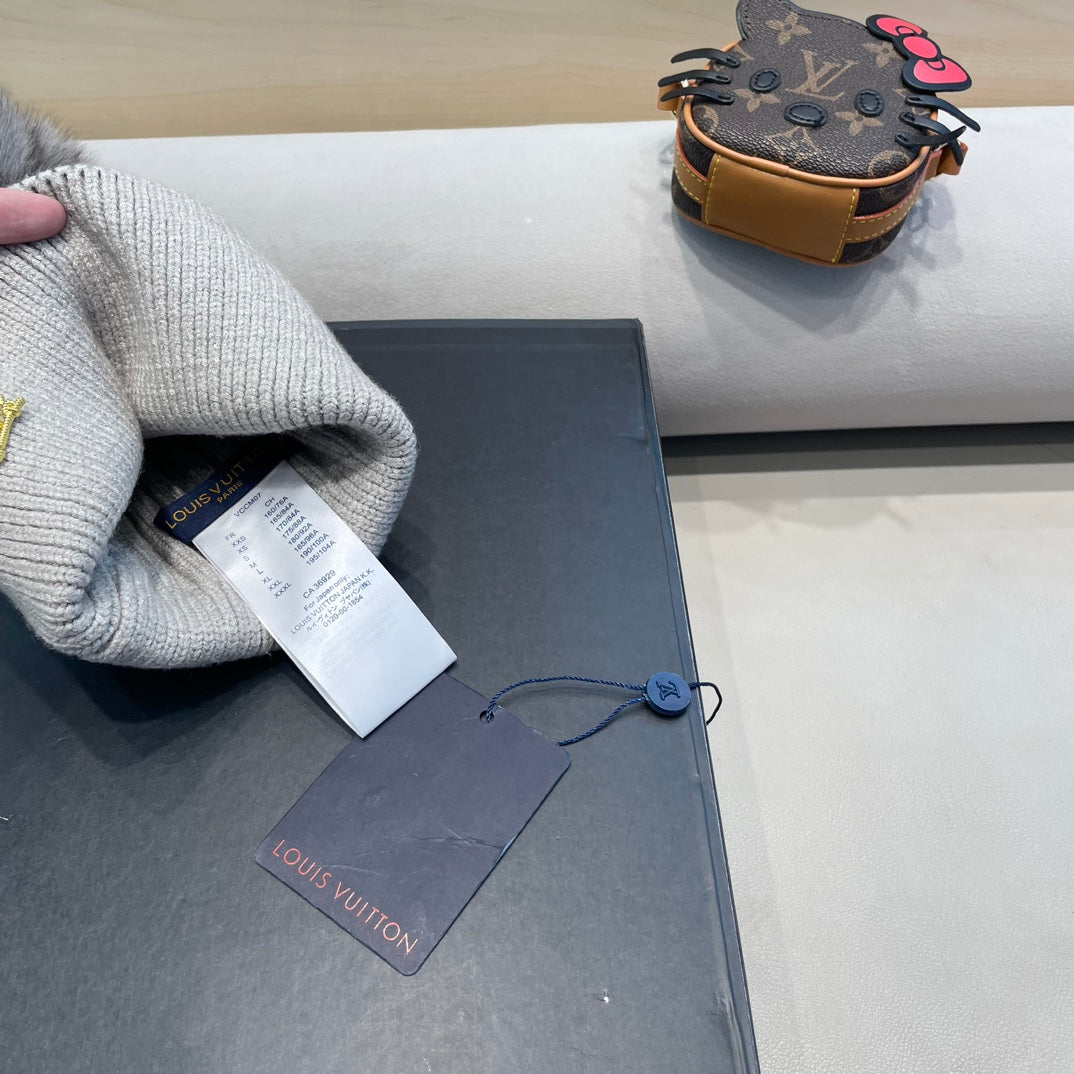 LOUIS VUITTON KNITTED BEANIE HAT IN LIGHT GRAY WOOL AND FOX FUR 409791