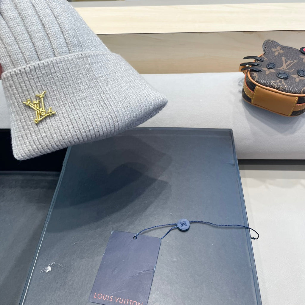 LOUIS VUITTON KNITTED BEANIE HAT IN LIGHT GRAY WOOL AND FOX FUR 409791