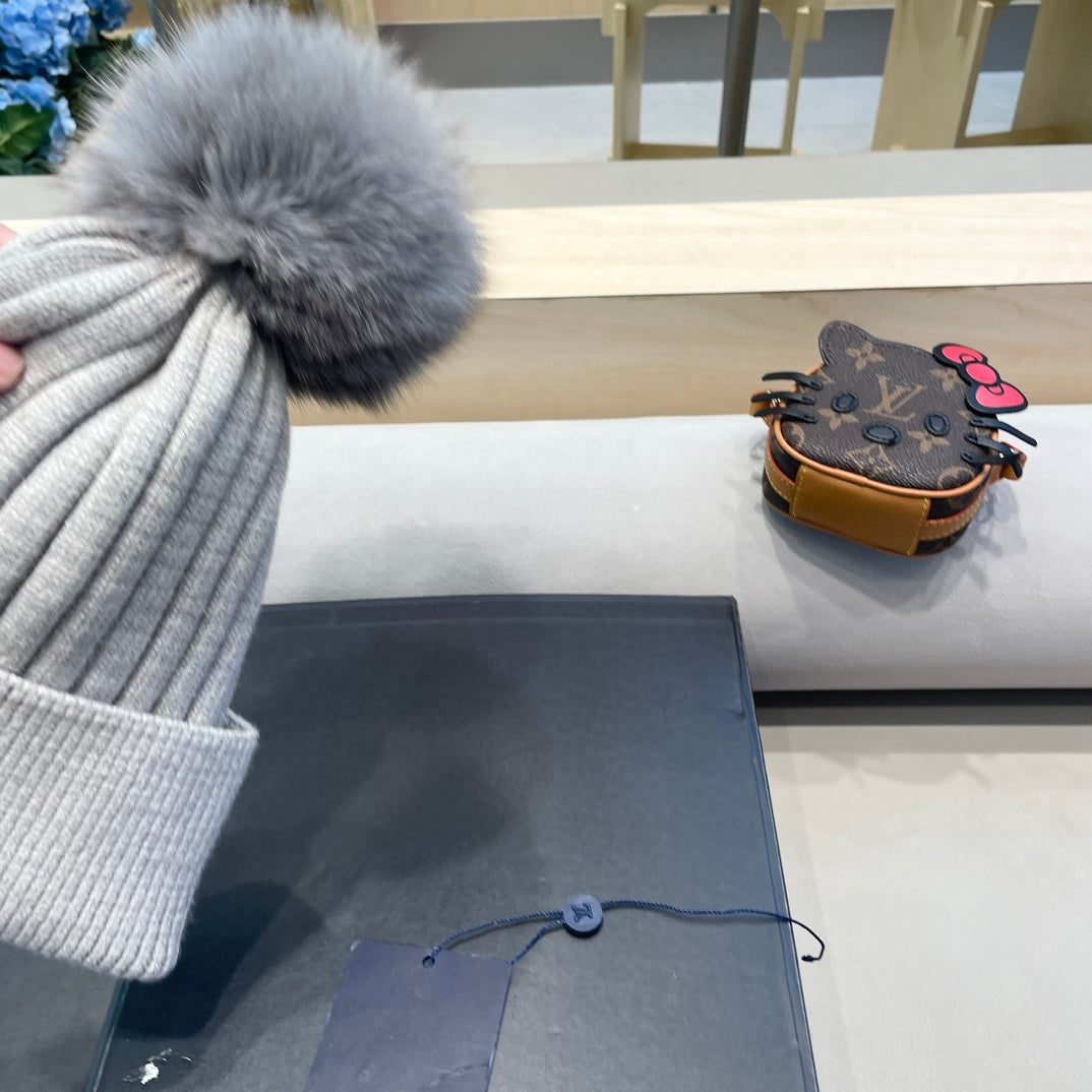 LOUIS VUITTON KNITTED BEANIE HAT IN LIGHT GRAY WOOL AND FOX FUR 409791