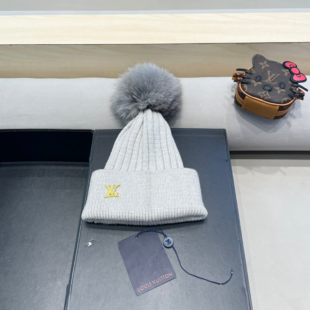 LOUIS VUITTON KNITTED BEANIE HAT IN LIGHT GRAY WOOL AND FOX FUR 409791