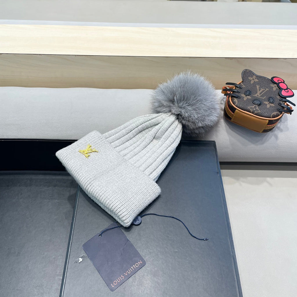 LOUIS VUITTON KNITTED BEANIE HAT IN LIGHT GRAY WOOL AND FOX FUR 409791