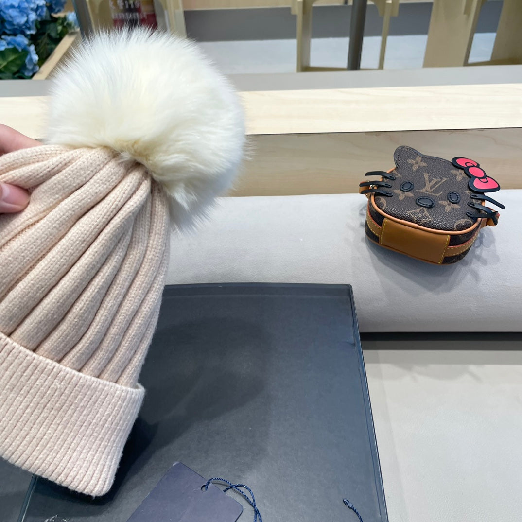 LOUIS VUITTON KNITTED BEANIE HAT IN LULLABY PINK WOOL AND FOX FUR 409792