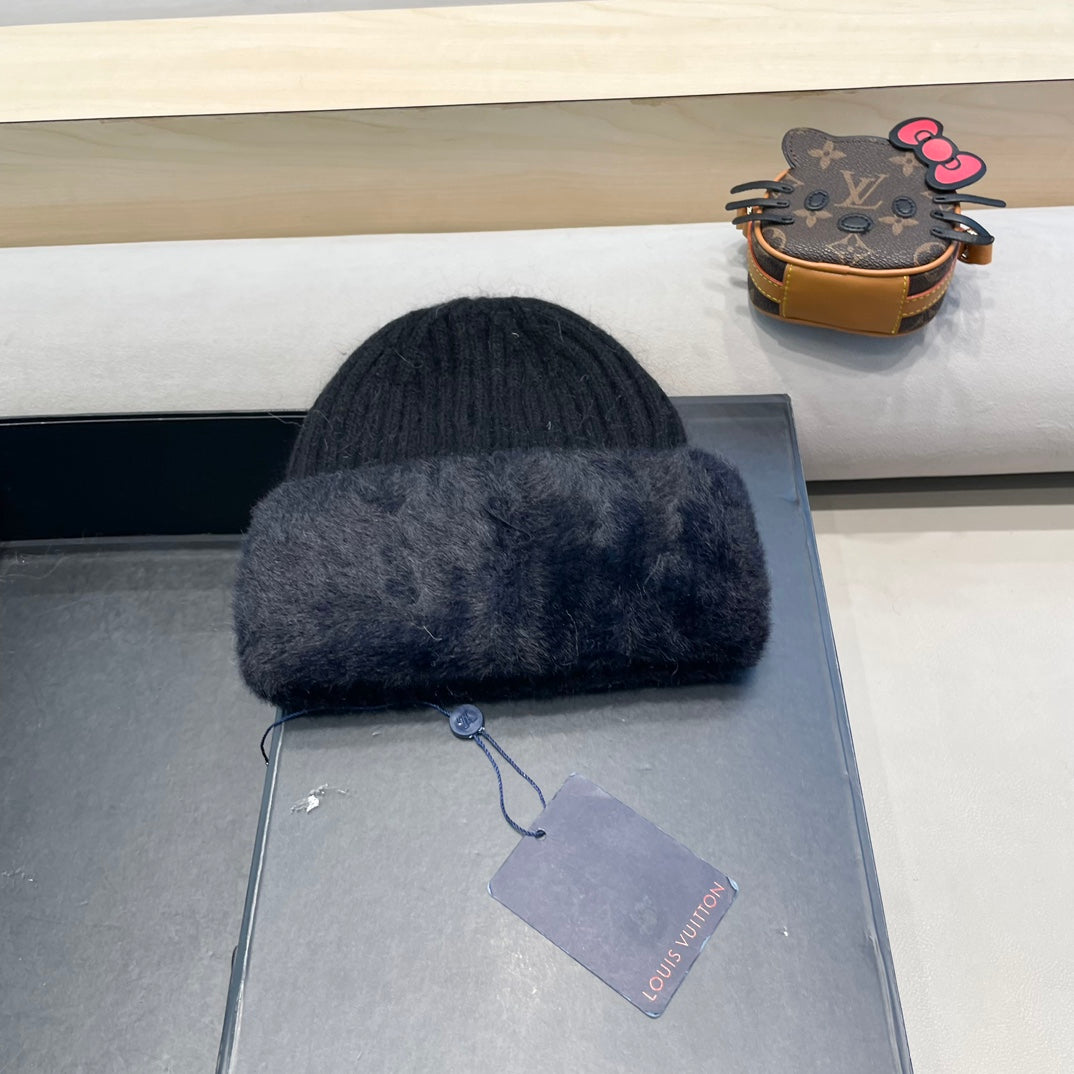 LOUIS VUITTON KNITTED BEANIE HAT IN BLACK WOOL AND RABBIT FUR 413353