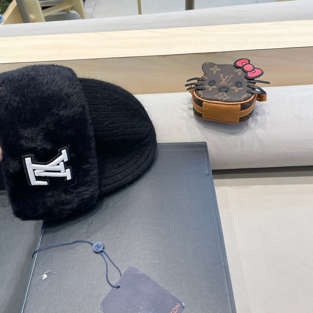 LOUIS VUITTON KNITTED BEANIE HAT IN BLACK WOOL AND RABBIT FUR 413353