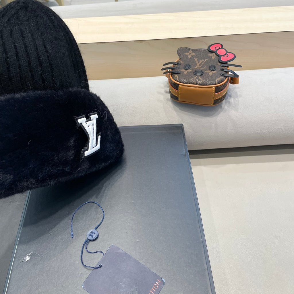 LOUIS VUITTON KNITTED BEANIE HAT IN BLACK WOOL AND RABBIT FUR 413353