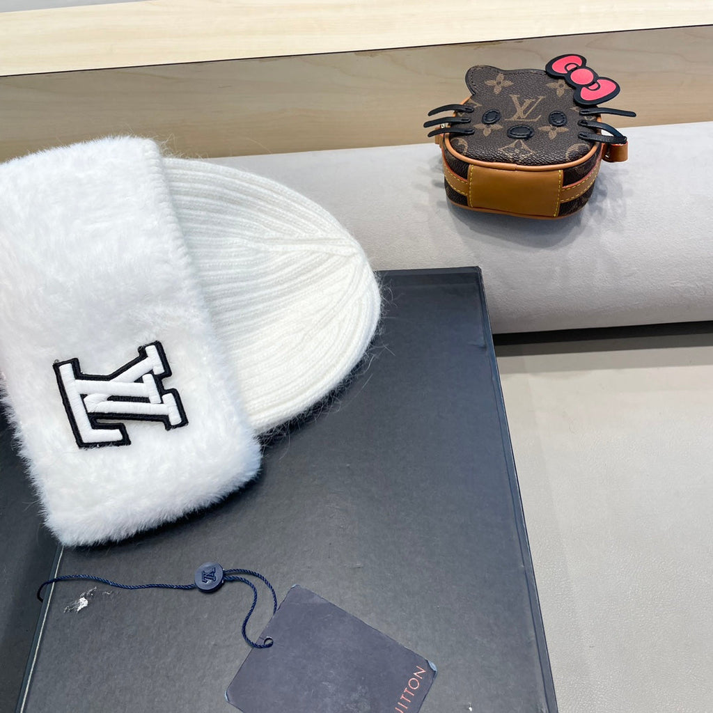 LOUIS VUITTON KNITTED BEANIE HAT IN WHITE WOOL AND RABBIT FUR 413354