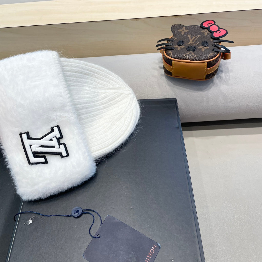 LOUIS VUITTON KNITTED BEANIE HAT IN WHITE WOOL AND RABBIT FUR 413354