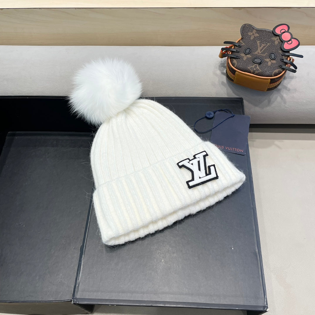 LOUIS VUITTON KNITTED BEANIE HAT IN WHITE WOOL 413368
