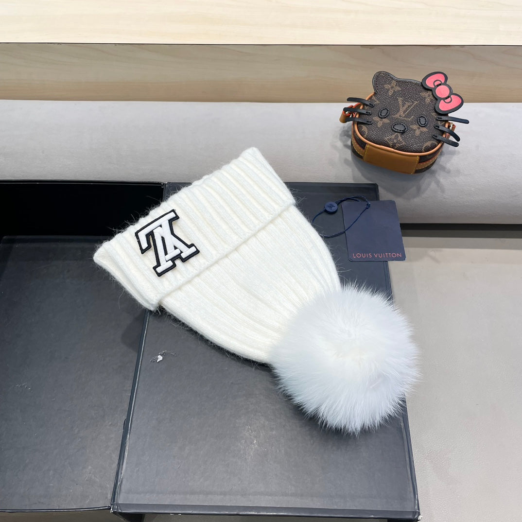 LOUIS VUITTON KNITTED BEANIE HAT IN WHITE WOOL 413368