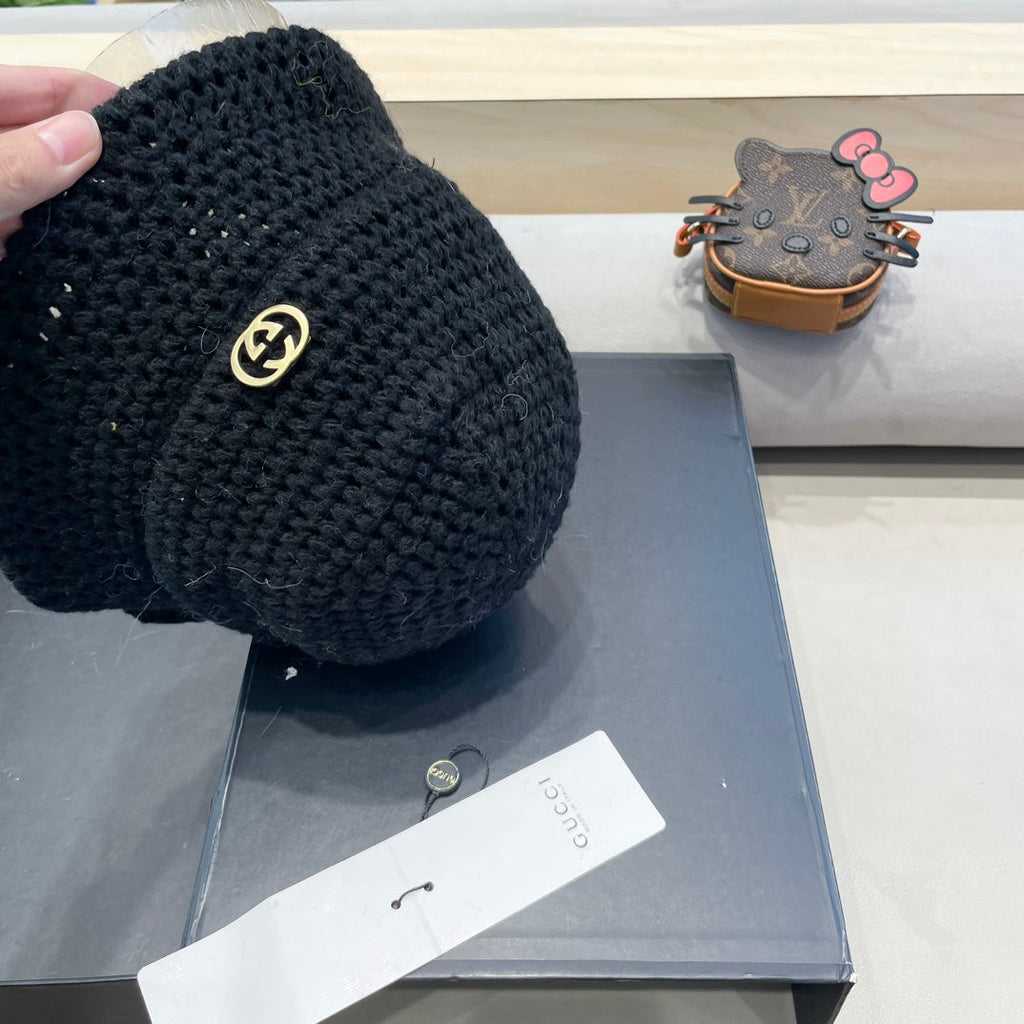 GUCCI KNITTED BUCKET HAT IN BLACK WOOL 413395