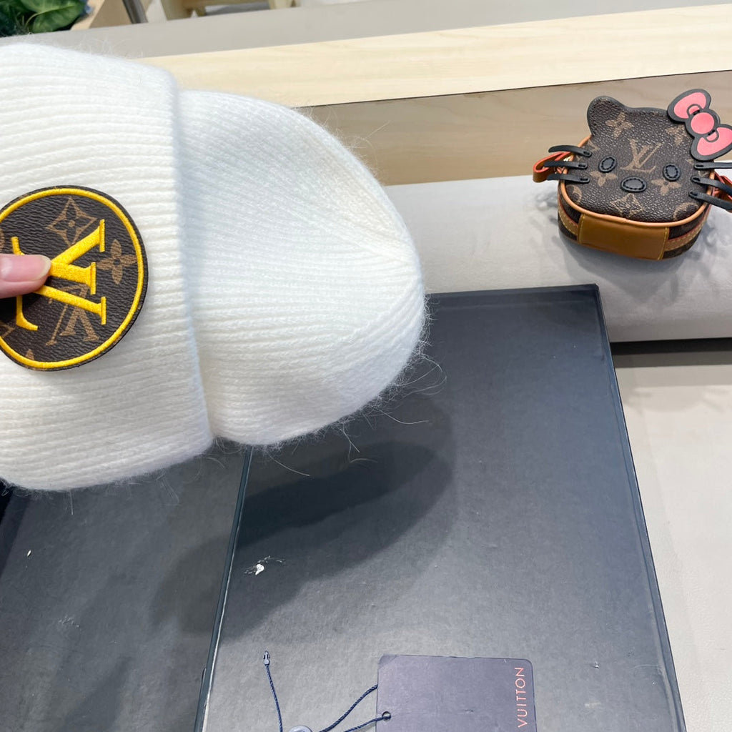 LOUIS VUITTON KNITTED BEANIE HAT IN WHITE WOOL AND RABBIT FUR 417753