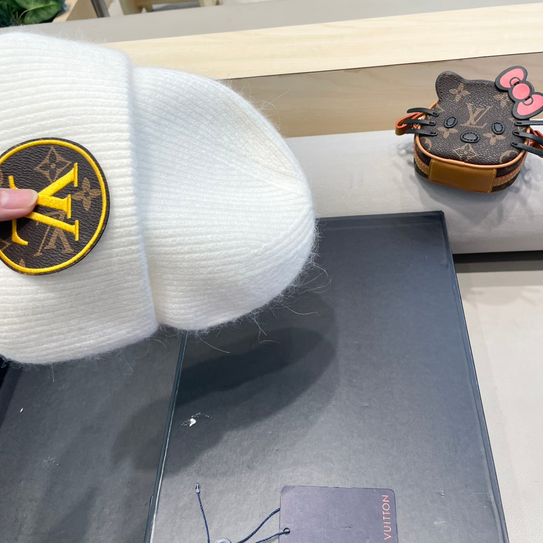 LOUIS VUITTON KNITTED BEANIE HAT IN WHITE WOOL AND RABBIT FUR 417753