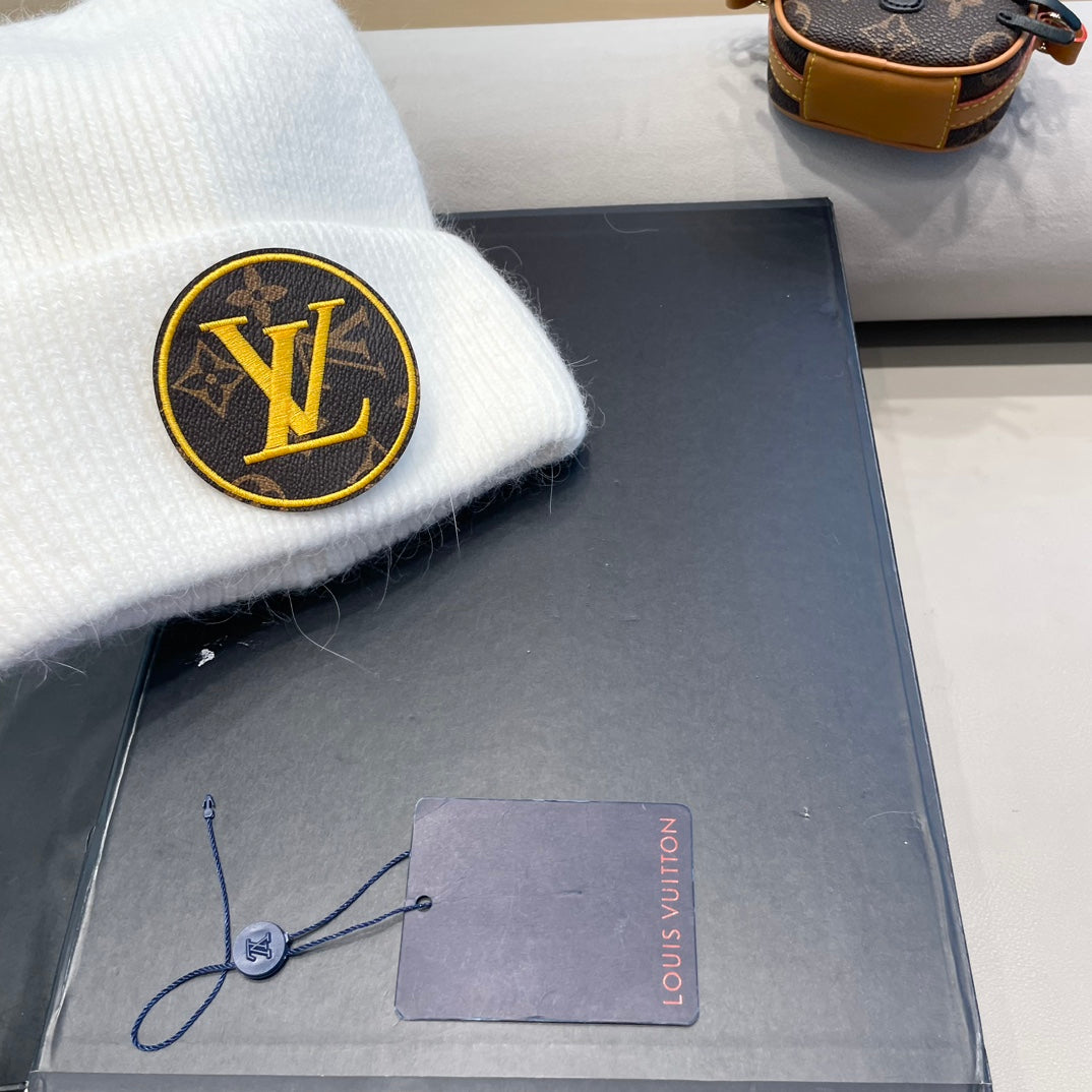 LOUIS VUITTON KNITTED BEANIE HAT IN WHITE WOOL AND RABBIT FUR 417753