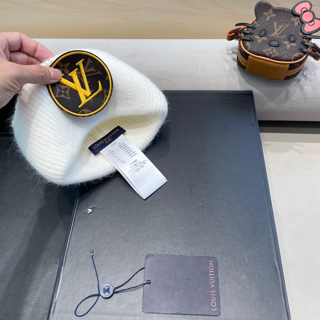 LOUIS VUITTON KNITTED BEANIE HAT IN WHITE WOOL AND RABBIT FUR 417753