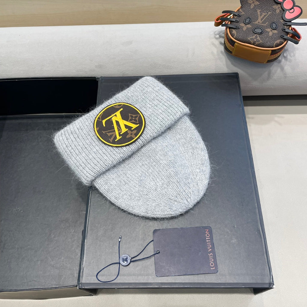 LOUIS VUITTON KNITTED BEANIE HAT IN LIGHT GRAY WOOL AND RABBIT FUR 417755