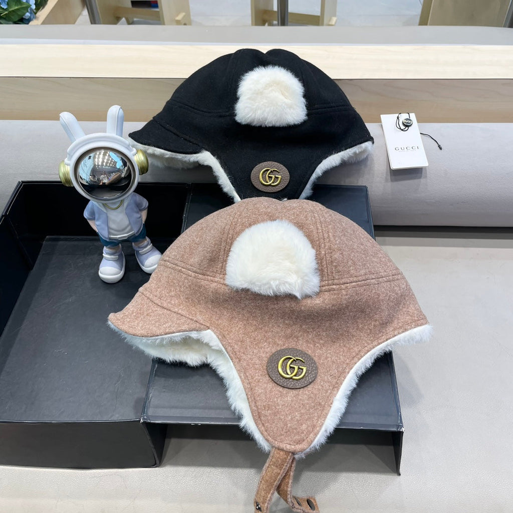 GUCCI TRAPPER HAT IN BLACK SUEDE AND FLEECE 417777
