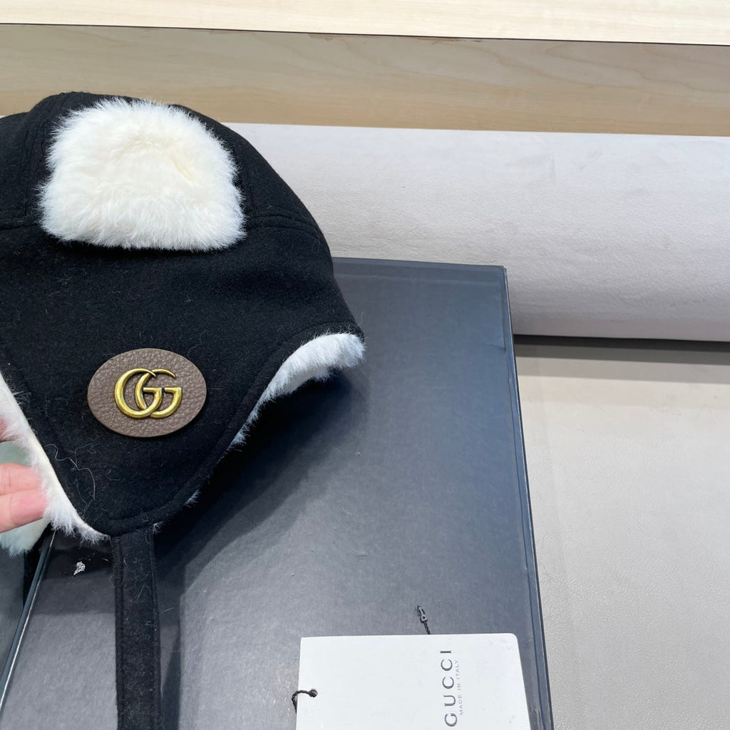 GUCCI TRAPPER HAT IN BLACK SUEDE AND FLEECE 417777