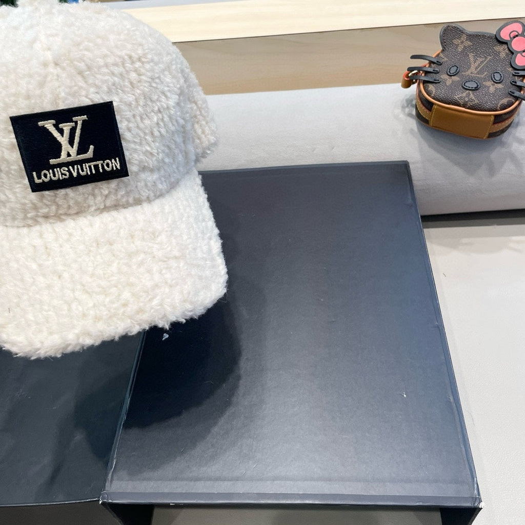 LOUIS VUITTON BASEBALL CAP IN WHITE WOOL 421243