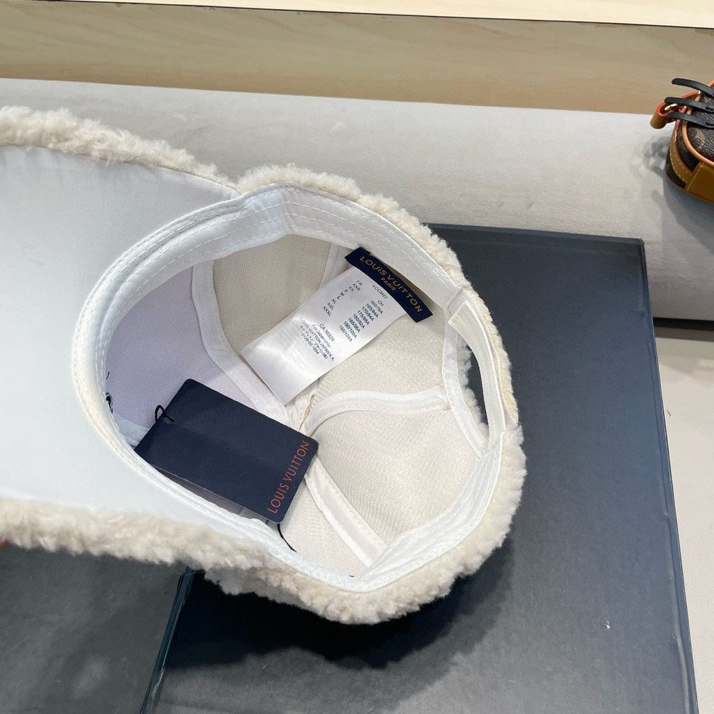 LOUIS VUITTON BASEBALL CAP IN WHITE WOOL 421243