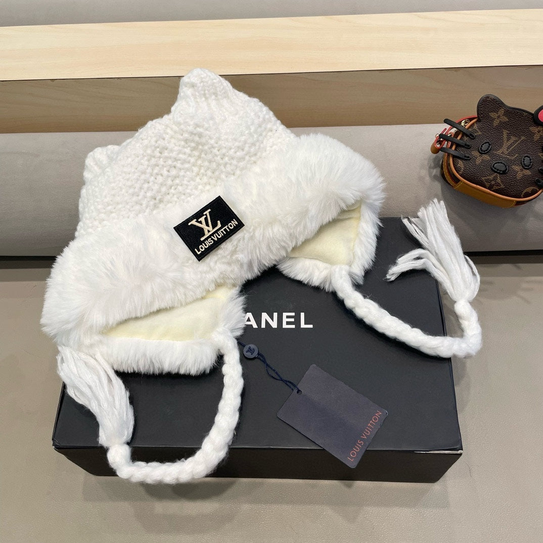 LOUIS VUITTON KNITTED BEANIE HAT IN WHITE WOOL WITH JAPANESE CAT EARS 421259
