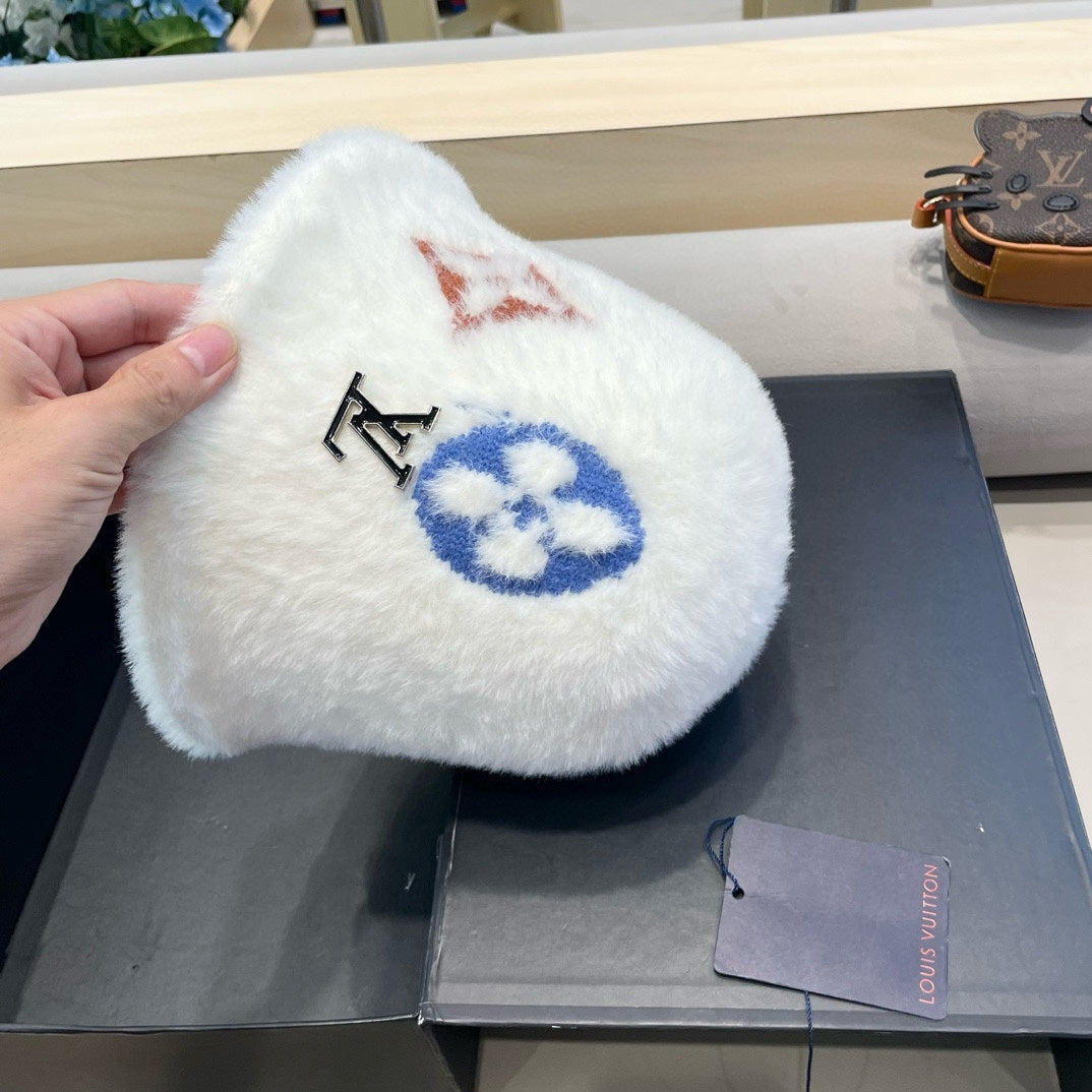 LOUIS VUITTON BUCKET HAT IN WHITE RABBIT FUR 421262