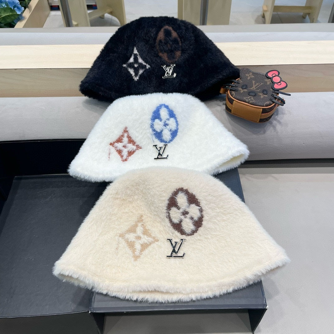 LOUIS VUITTON BUCKET HAT IN WHITE RABBIT FUR 421262