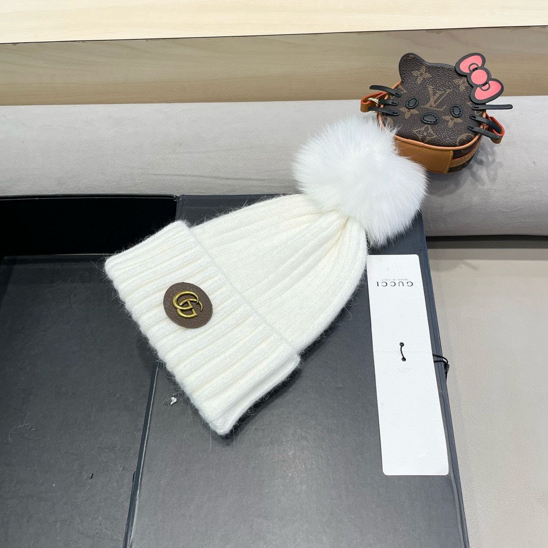 GUCCI BEANIE HAT IN WHITE WOOL 422453