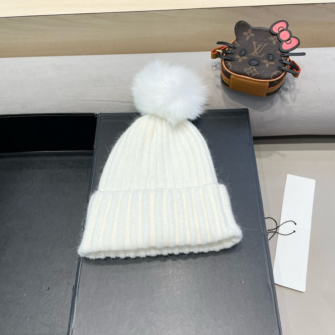 GUCCI BEANIE HAT IN WHITE WOOL 422453