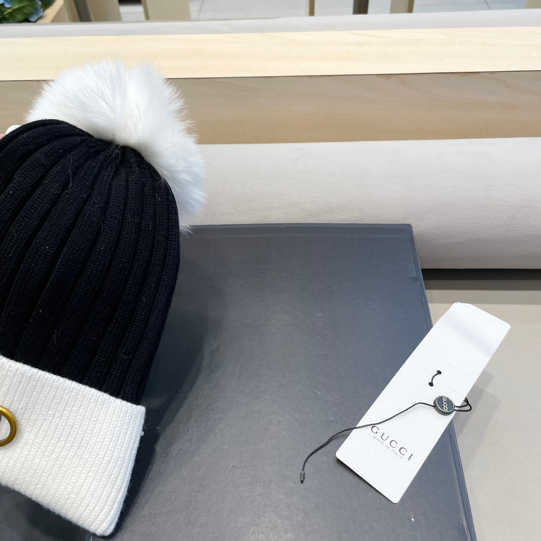 GUCCI BEANIE HAT IN BLACK MIX WHITE WOOL AND FOX FUR 422524