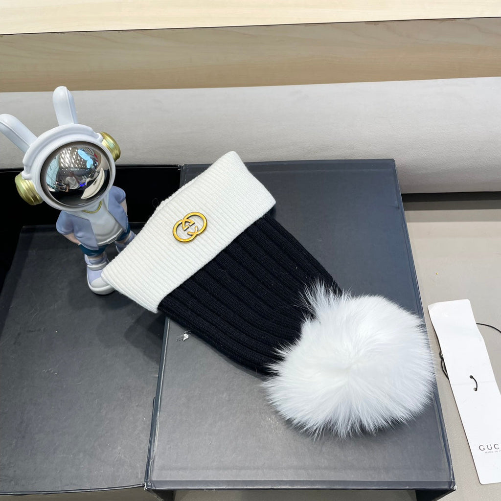 GUCCI BEANIE HAT IN BLACK MIX WHITE WOOL AND FOX FUR 422524