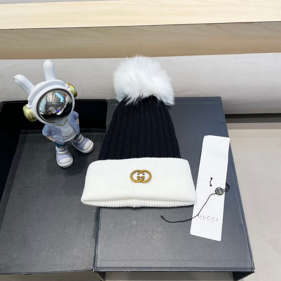 GUCCI BEANIE HAT IN BLACK MIX WHITE WOOL AND FOX FUR 422524